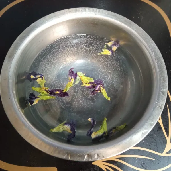 Didihkan air, masukkan bunga telang.