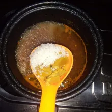 Masukkan gula jawa dan gula pasir, lalu tambahkan garam. Masak sampai gula larut. Angkat dan tunggu dingin.