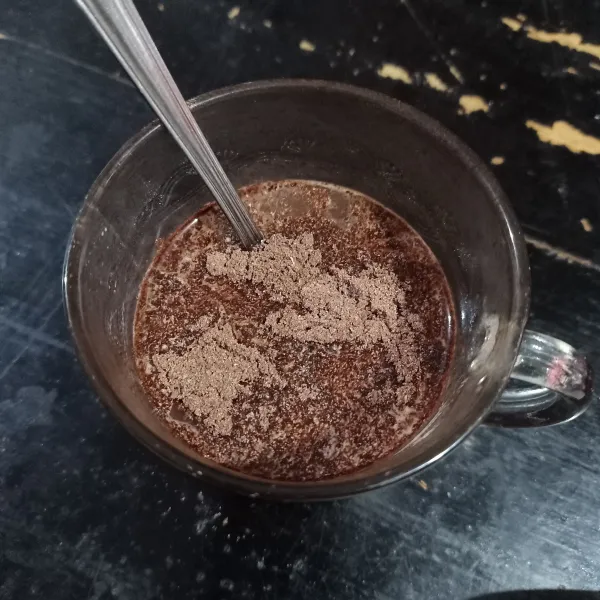 Larutan ½ sachet chocolatos dengan 100 ml air panas, aduk rata, biarkan panasnya hilang.