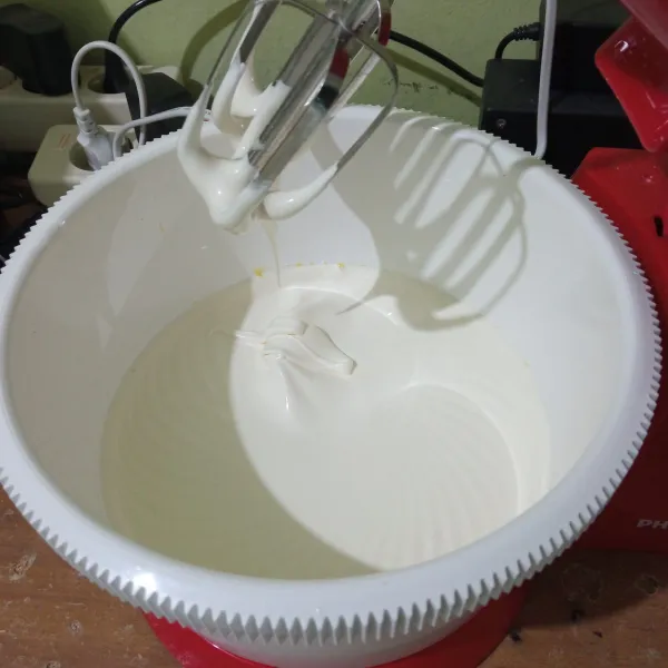 Masukkan telur, gula pasir, SP dan vanili bubuk. Mixer selama 10 menit dengan kecepatan tinggi hingga adonan mengembang kental dan berjejak.
