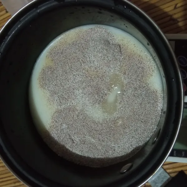 Masukan susu cair, bubuk agar-agar, gula pasir dan bubuk white coffee ke dalam panci.