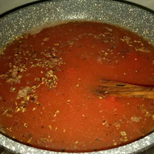 Buat saus/ kuah tomat : Dibekas menggoreng daging tadi tuang air. Masukkan semua bahan saus tersisa. Masak sampai mendidih, koreksi rasa.
