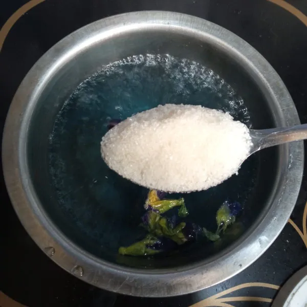 Masak hingga berubah warna, lalu tambahkan gula pasir. Masak hingga gula larut, kemudian saring.