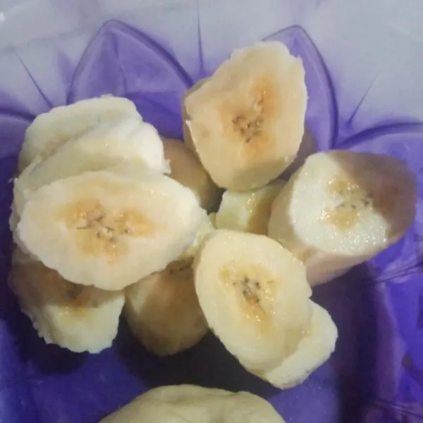 Potong-potong pisang, saya gunakan 2 buah pisang kepok jumbo. 1 buah pisang saya potong menjadi 6 bagian.