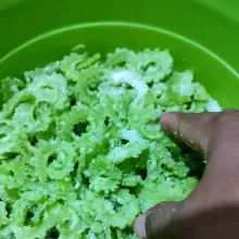 Masukkan pare dalam wadah, beri 1 sdm garam, aduk rata sambil sedikit di remas. Lalu diamkan selama 30 menit.