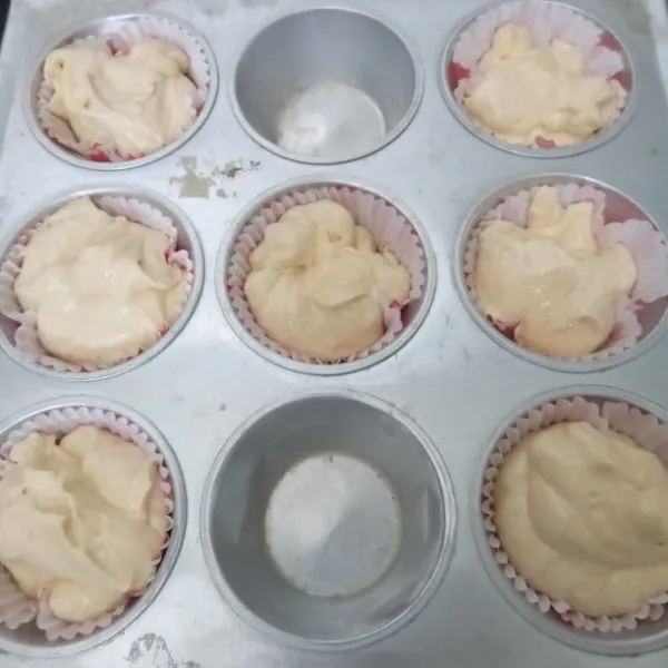 Masukkan adonan ke dalam cup cupcake. Panggang selama 25 menit 160° atau sesuaikan oven masing-masing. Dinginkan.