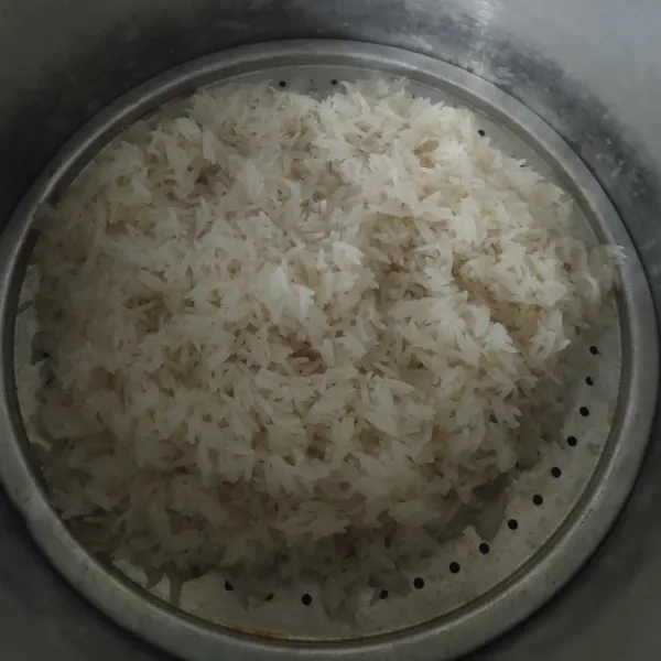 Cuci beras basmati hingga bersih, kukus selama 10 menit, matikan.