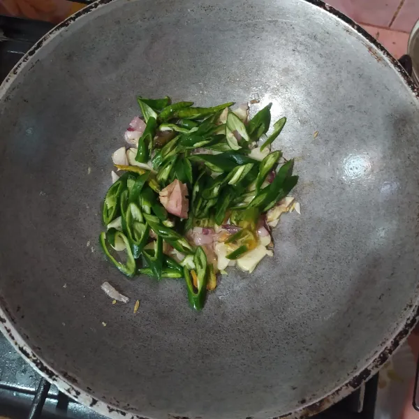 Masukkan lengkuas geprek, irisan cabe hijau dan cabe rawit.