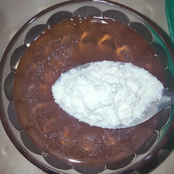 Masukkan susu bubuk lalu aduk rata.