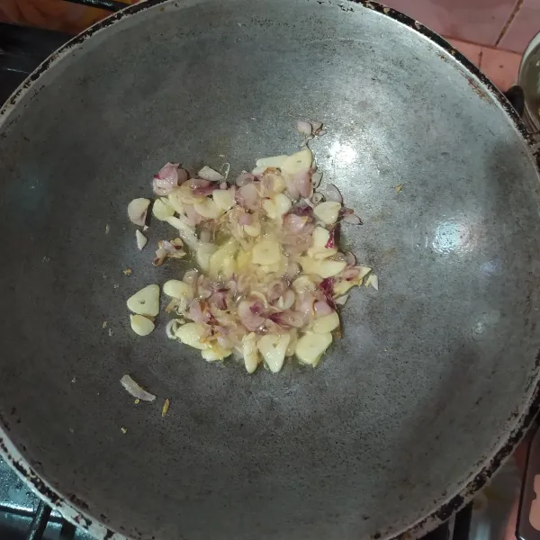 Bawang merah dan bawang putih di iris, kemudian ditumis dengan sedikit minyak hingga harum.