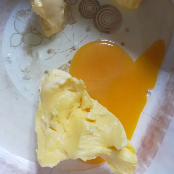 Siapkan wadah, masukkan telur, margarin dan air.