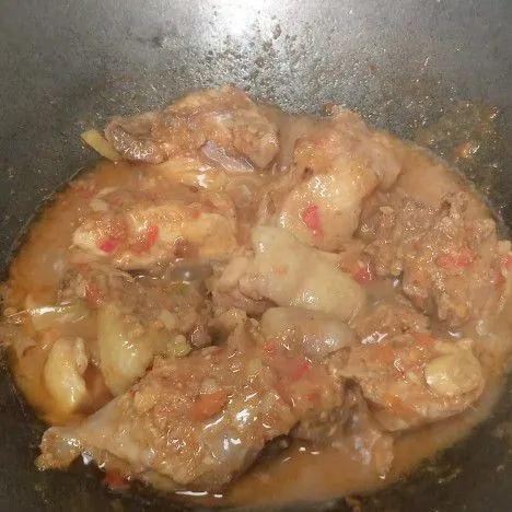 Tambahkan garam, kaldu bubuk. Aduk. Masak dg api kecil sampai kuah menyusut.
