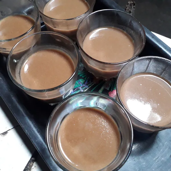 Tuang dalam gelas, sisakan sedikit untuk menuang vla, simpan dalam kulkas.