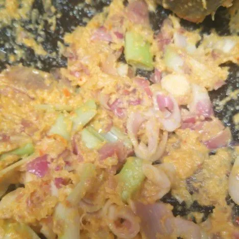 Haluskan juga bumbu b. Serai, lengkuas bisa digeprek atau dirajang.