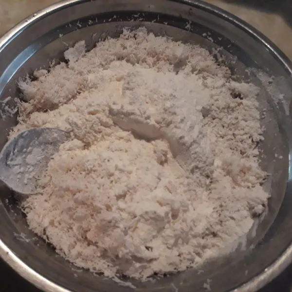 Campur tepung ketan ,kelapa parut dan garam.