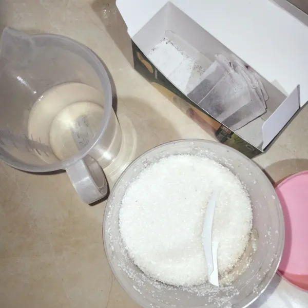 Siapkan teh, air hangat, dan gula.