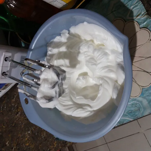 Puding busa : mixer putih telur + gula pasir hingga mengembang putih kaku