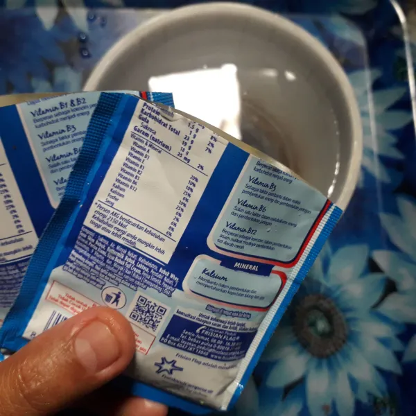 Campur rata air dan 2 sachet susu kental manis putih.