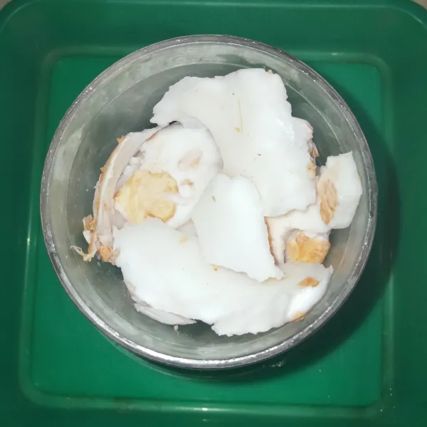 Ambil daging kelapa muda dengan sendok.