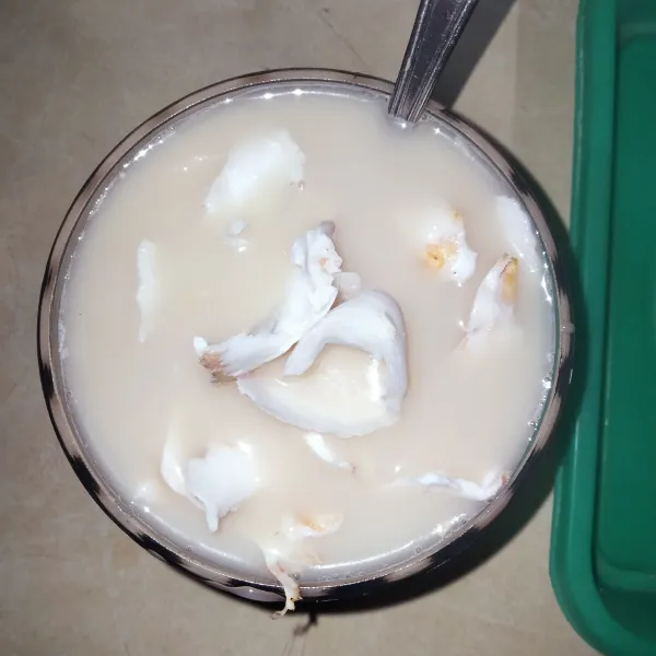 Masukkan kelapa muda ke dalam teh, siap disajikan.