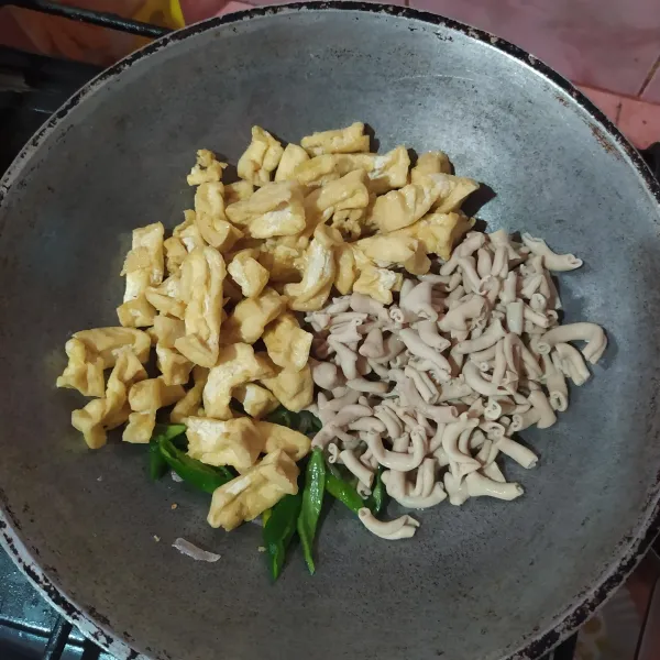 Masukkan usus yang sudah direbus dan dipotong kecil. Masukkan juga tahu goreng kemudian aduk rata.
