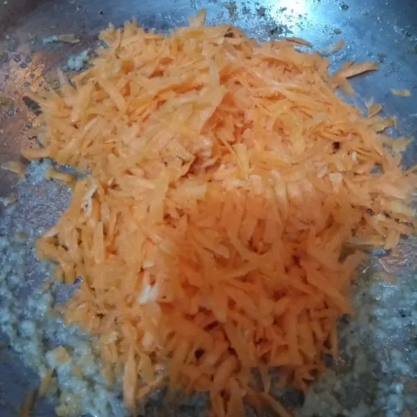 Masukkan wortel yang sudah di serut, beri sedikit air, tambahkan garam, gula putih, dan merica bubuk. Aduk rata, cicipi rasanya.