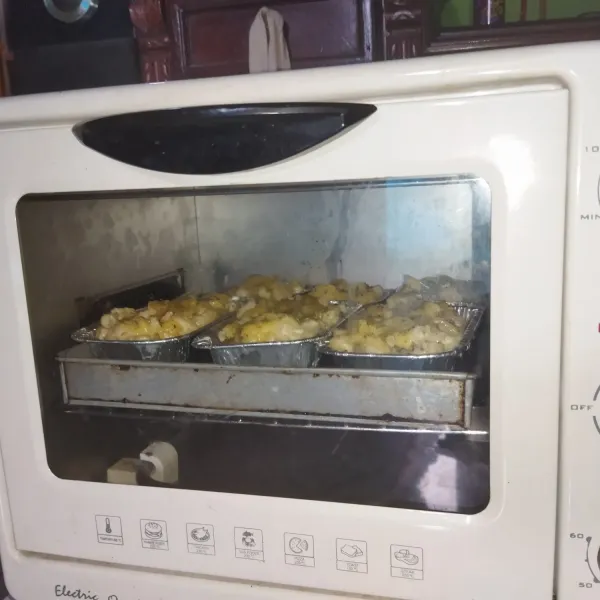 Kemudian masukkan ke dalam oven yang susah panas, masak dengan suhu 170°c dengan api atas bawah selama 30 menit, lanjut 10 menit lagi dengan api bawah saja, jadi total waktu 40 menit, atau sesuaikan dengan oven masing-masing.