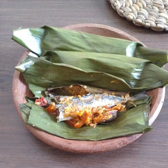 Pepes ikan pindang siap disajikan bersama nasi hangat.