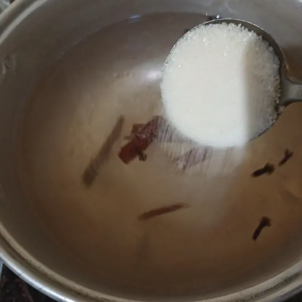 Beri gula pasir.
Aduk rata.
Tes rasanya.