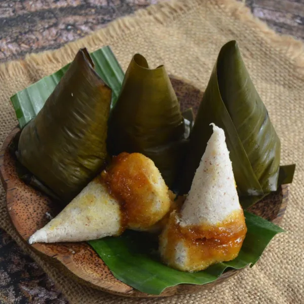 Keluarkan dari daun pisang. Sajikan hangat-hangat lebih nikmat