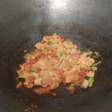 Tumis kedua bumbu sampai harum.