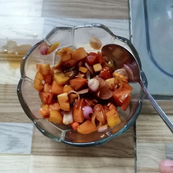 Masukkan bumbu iris ke dalam wadah. Beri garam, jeruk nipis, dan kecap manis. Aduk rata, cicipi rasanya.