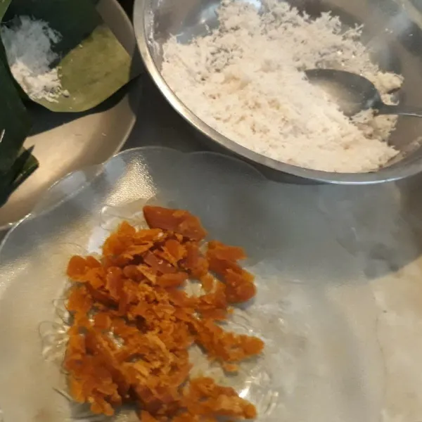 Iris tipis-tipis gula merah ,siapkan juga bungkus daun pisang bentuk kerucut ukuran sedang.