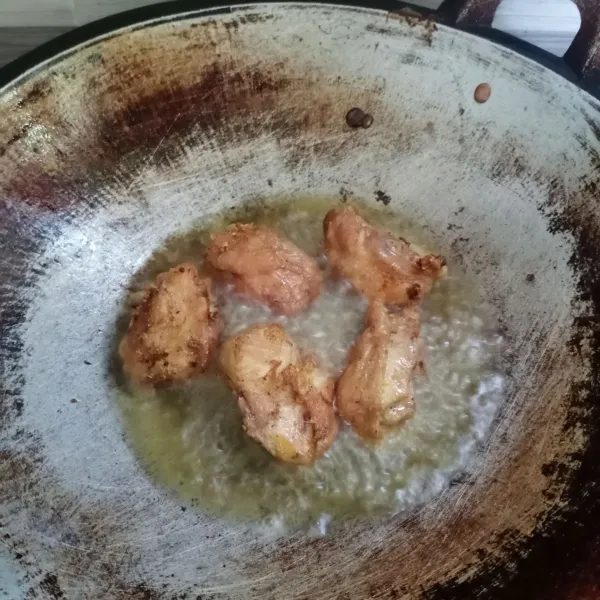 Goreng ayam dalam minyak panas sampai kecokelatan. Angkat dan tiriskan.
