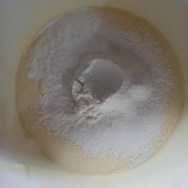 Mixer SP , telur, dan gula pasir hingga kental berjejak. Masukkan tepung terigu, garam, dan baking powder. Mixer bertahap.