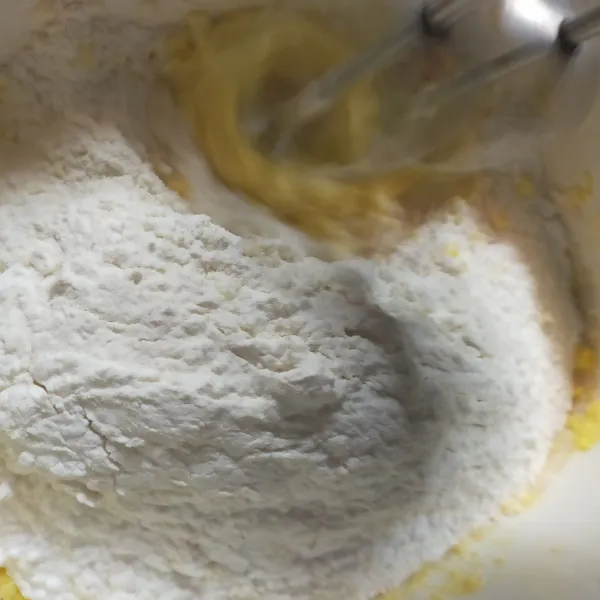 Campur bahan Kering : tepung, gula halus, baking powder dan garam. Bisa diayak ataupun diaduk. Kemudian masukkan dalam adonan telur.