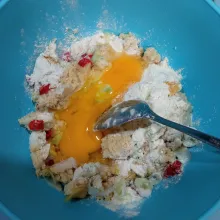 Tambahkan telur, aduk rata.