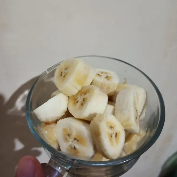 Kupas pisang, potong-potong sesuai selera.