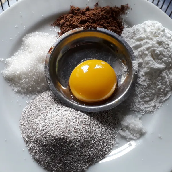 Siapkan gula pasir, telur, tepung maizena, cokelat bubuk, white coffee bubuk, dan garam.