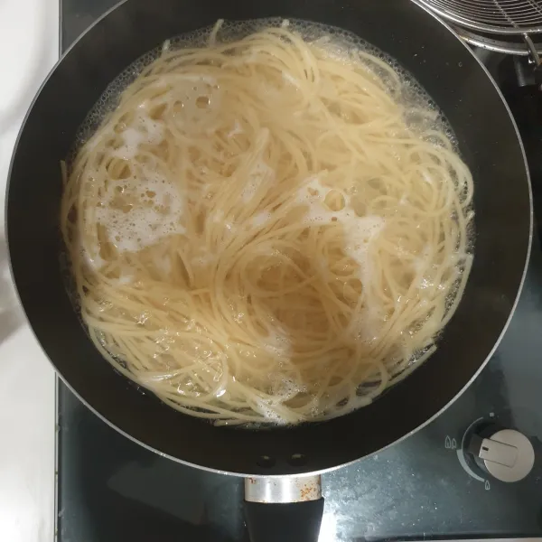 Didihkan air, garam dan minyak sayur, kemudian masukkan spaghetti dan rebus selama 10 menit, angkat dan tiriskan.