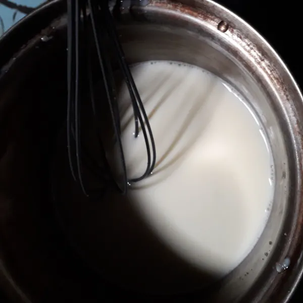Bahan Vla : Masak semua bahan vla hingga mengental dan meletup-letup, lalu dinginkan.