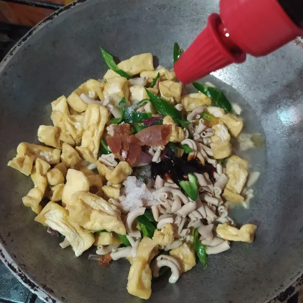 Tuang air, bumbui kecap manis, saus tiram, garam, kaldu bubuk dan gula merah. 
Kecilkan apinya dan masak sampai meresap sambil diaduk sesekali.