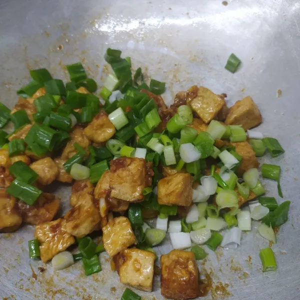 Masukkan daun bawang, tumis sebentar sampai layu. Angkat dan sajikan hangat dengan tambahan wijen sangrai.