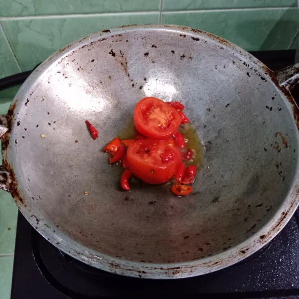 Goreng tomat dan cabai sebentar saja.