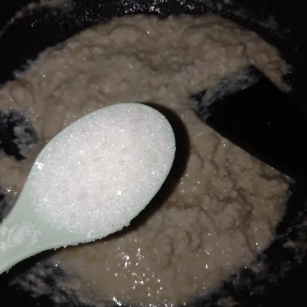 Lalu tambahkan gula dan kaldu bubuk.