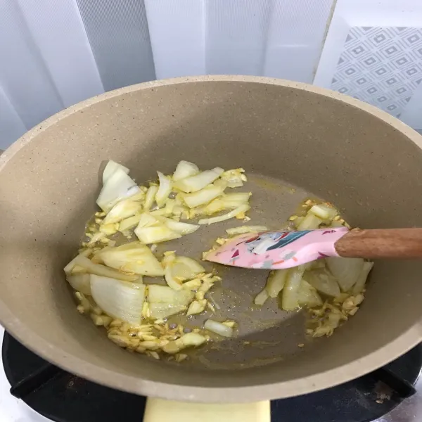 Tumis bawang putih cincang dan bawang bombay yang sudah diiris dengan butter hingga wangi.