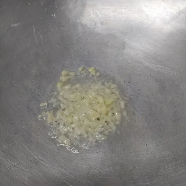 Panaskan sedikit minyak goreng, tumis bawang putih sampai layu dan harum.