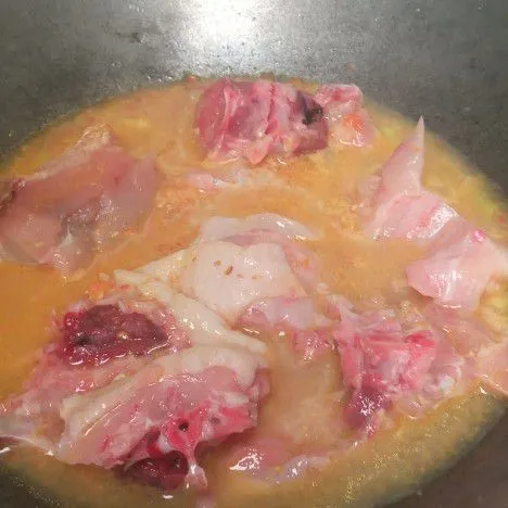 Tuang air secukupnya. Masukkan ayam. Aduk rata.