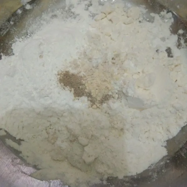 Siapkan bahan pelapis, campur tepung terigu, tepung beras, garam, kaldu jamur, dan merica bubuk, lalu aduk rata.