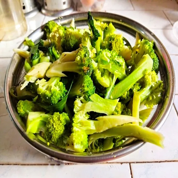 Siram brokoli dengan air dingin lalu tiriskan.